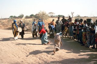 Empfang vor dem Dorf Bamb&eacute;la