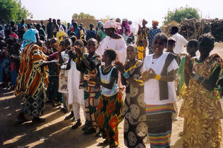 Auf dem Weg durch Bamb&eacute;la zur neuen Schule