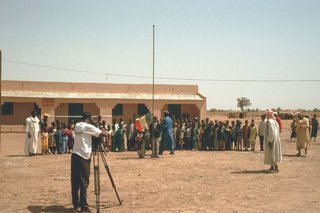 Das Fernsehen filmt die Sch&uuml;ler beim Hissen der Nationalflagge