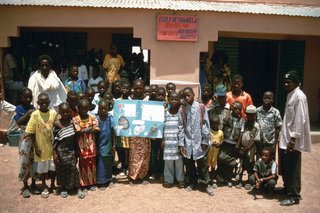 Sch&uuml;ler und Lehrer mit dem Gru&szlig;plakat der Grundschule Rodenkirchen