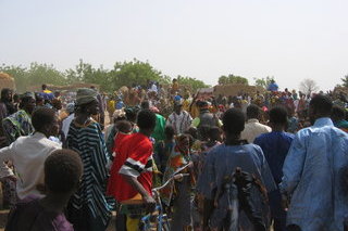 Empfang der G&auml;ste durch Dorfbewohner