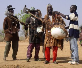 Empfang durch Einwohner und eine Musikgruppe des J&auml;gervereins