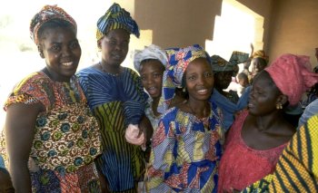 M&uuml;tter freuen sich &uuml;ber die neue Schule