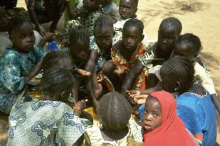 Kinder beim Festessen
