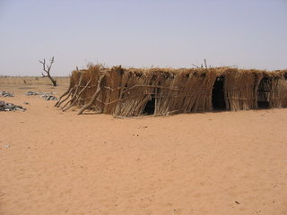 Einklassige, provisorische Schule aus Schilf