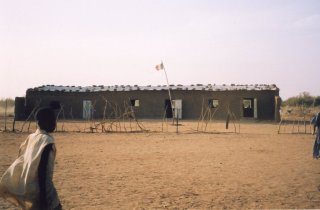 Zweiklassige Schule in Lehmbauweise