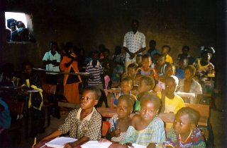 Im Klassenraum einer Lehmschule