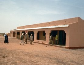 Schule in staatlich vorgegebener Bauweise