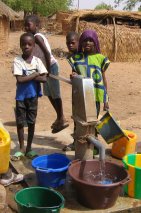 Dorfbrunnen mit Handpumpe