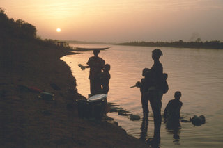 Wasserentnahme am Flussufer