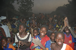 Herzlicher Empfang zu sp&auml;ter Stunde am Rande des Dorfes