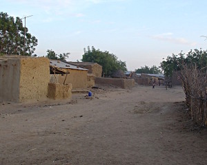 Ein Gang fr&uuml;hmorgens durch das Dorf. Bemerkenswert ist die Fernsehantenne!