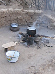 Auf der Feuerstelle k&ouml;chelt der Hirsebrei