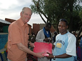 Zeichnungen der GS Rodenkirchen werden dem Direktor &uuml;berreicht