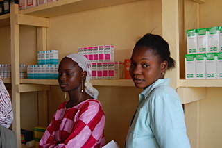 Apotheke mit Apothekerin und Hebamme