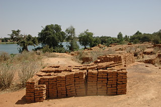 Lehmziegellager am Ufer des Flusses