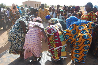 Feier der Inbetriebnahme mit Tanzdarbietungen, 