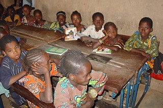 Besuch einer Klasse im Lehmgeb&auml;ude